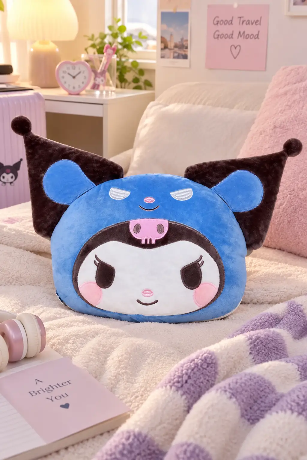 Sanrio Lisanslı Kuromi Yastık Battaniye – 2’si 1 Arada Dekoratif Yastık ve %100 Polyester Yumuşak Dokulu Taşınabilir Seyahat Battaniyesi