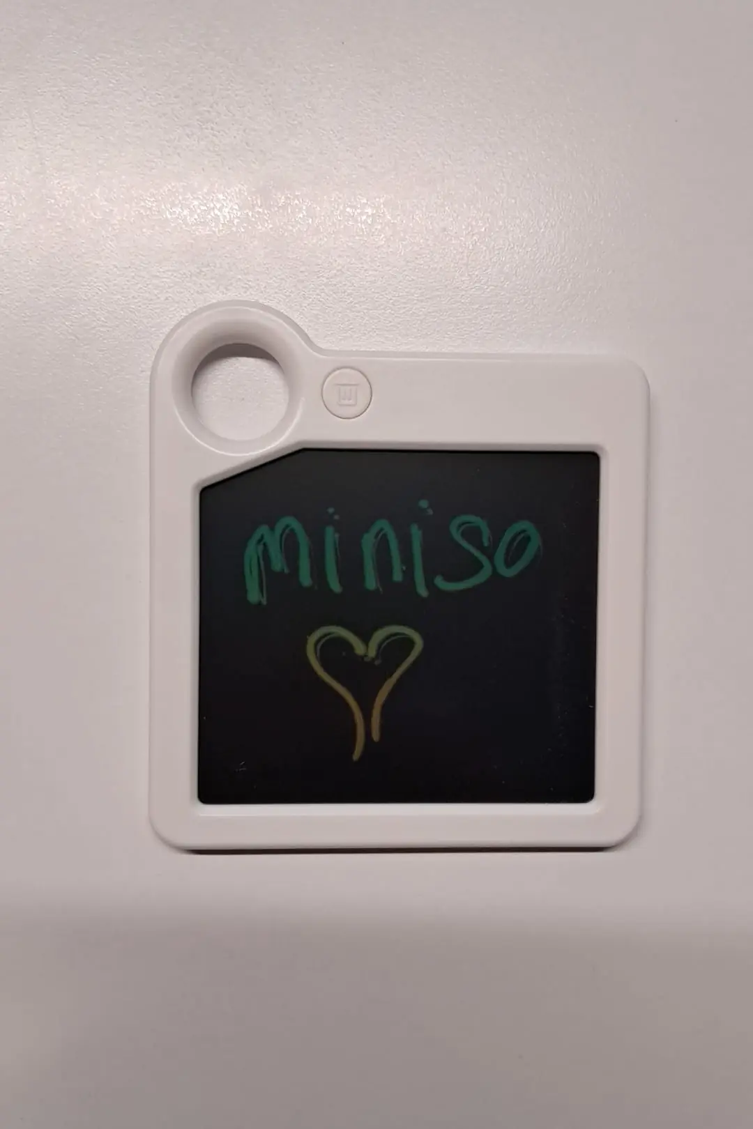 Miniso Lisanslı 5 İnç Manyetik LCD Mesaj Panosu K6005 – Çevre Dostu Not Panosu