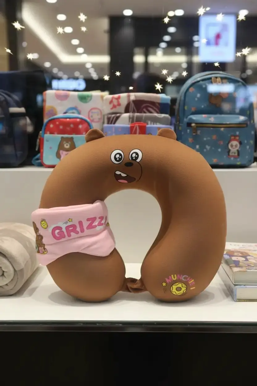 We Bare Bears Lisanslı Bozayı Boyun Yastığı ve Uyku Gözlüğü Seti – Yumuşak Dokulu Grizzly Seyahat Seti