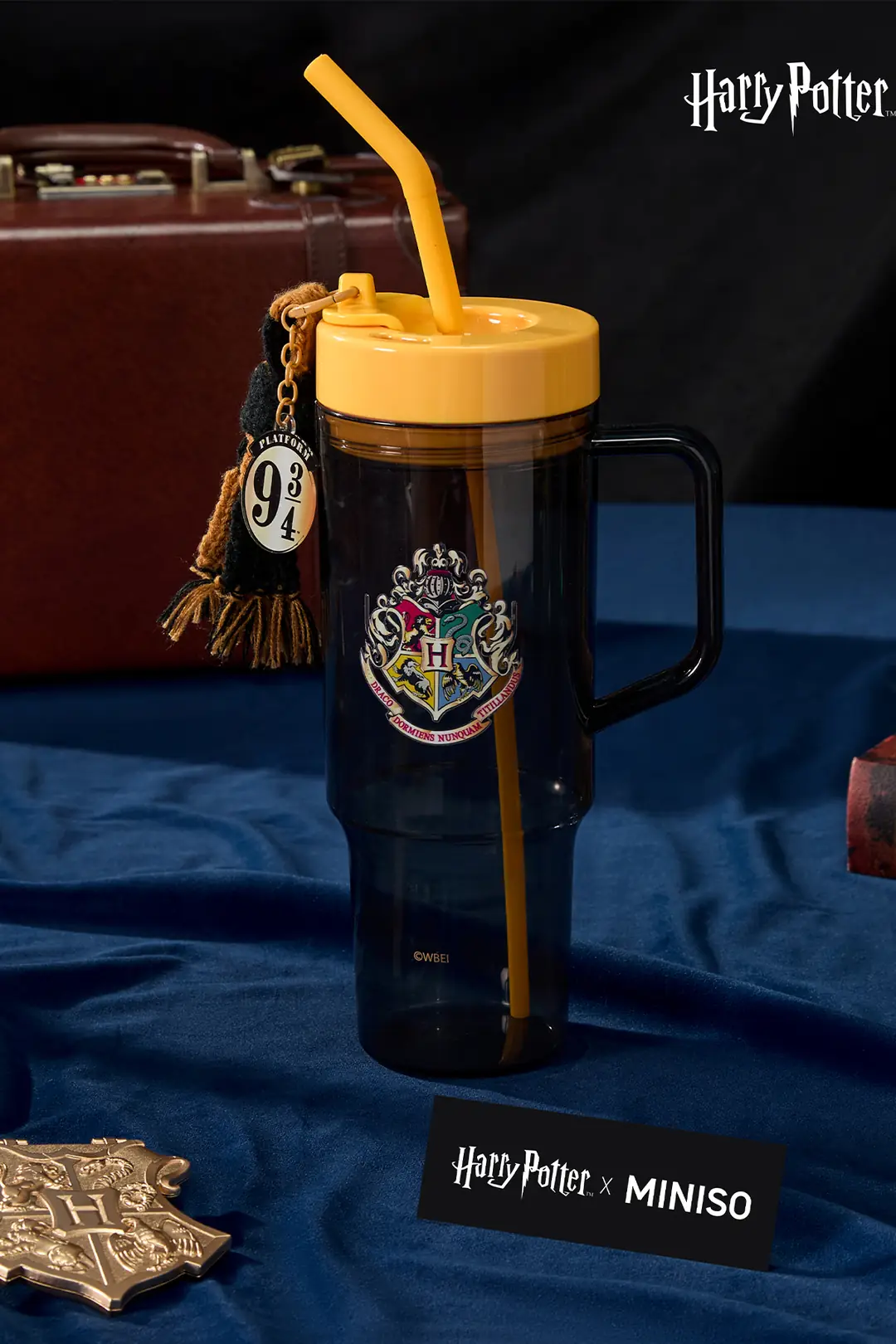 Harry Potter Lisanslı Hogwarts Kulplu Pipetli Plastik Şişe – 1250 ML Büyük Boy Su Matarası