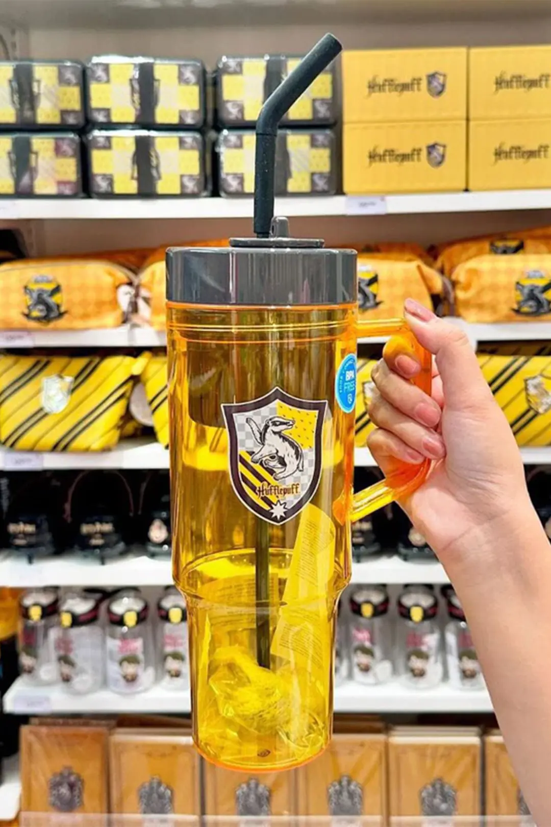 Harry Potter Lisanslı Hufflepuff Kulplu Pipetli Plastik Şişe – 1250 ML Büyük Boy Su Matarası