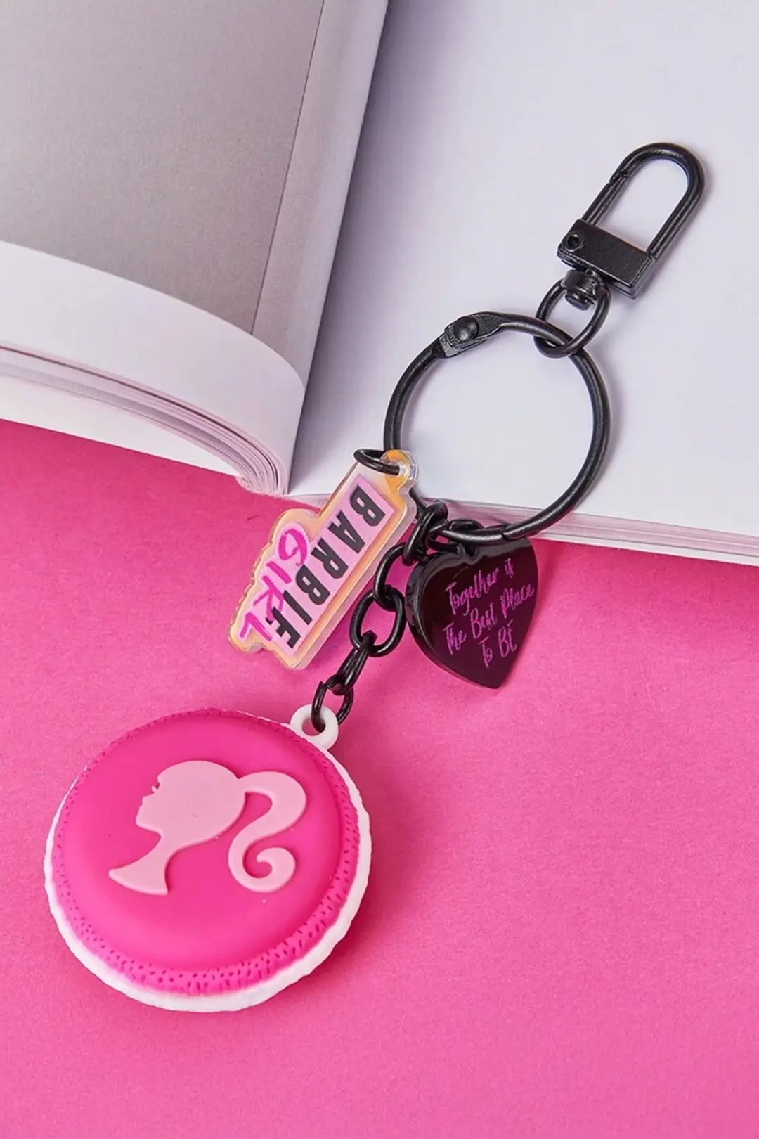 Barbie Lisanslı Makaron Figürlü Anahtarlık – Şık ve Tatlı Çanta Aksesuarı 10 Cm