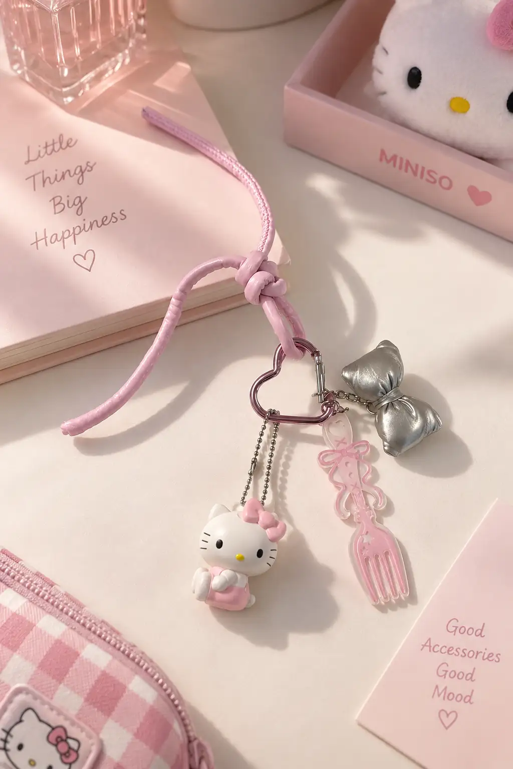 Hello Kitty Lisanslı Figür Kolye – Gümüş & Pembe Oturan Figür Aksesuar