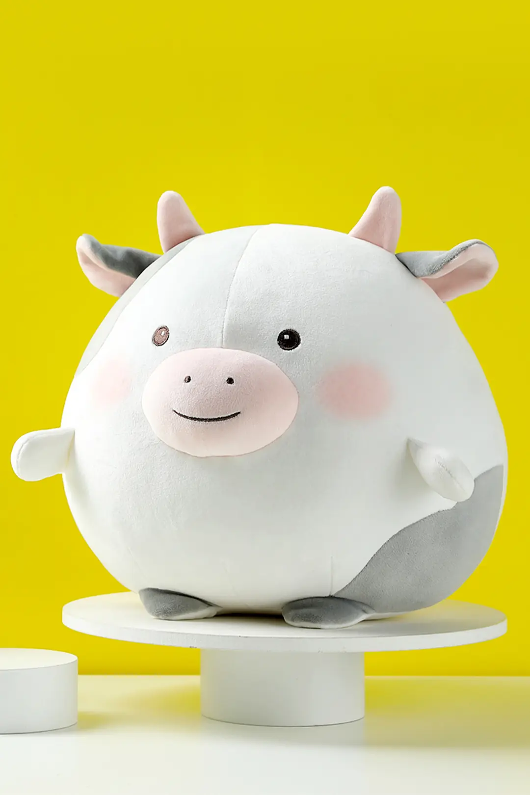 Miniso Lisanslı Yuvarlak İnek Peluş Oyuncak – Yumuşak Dokulu Gülen Yüz Tasarımlı Figür