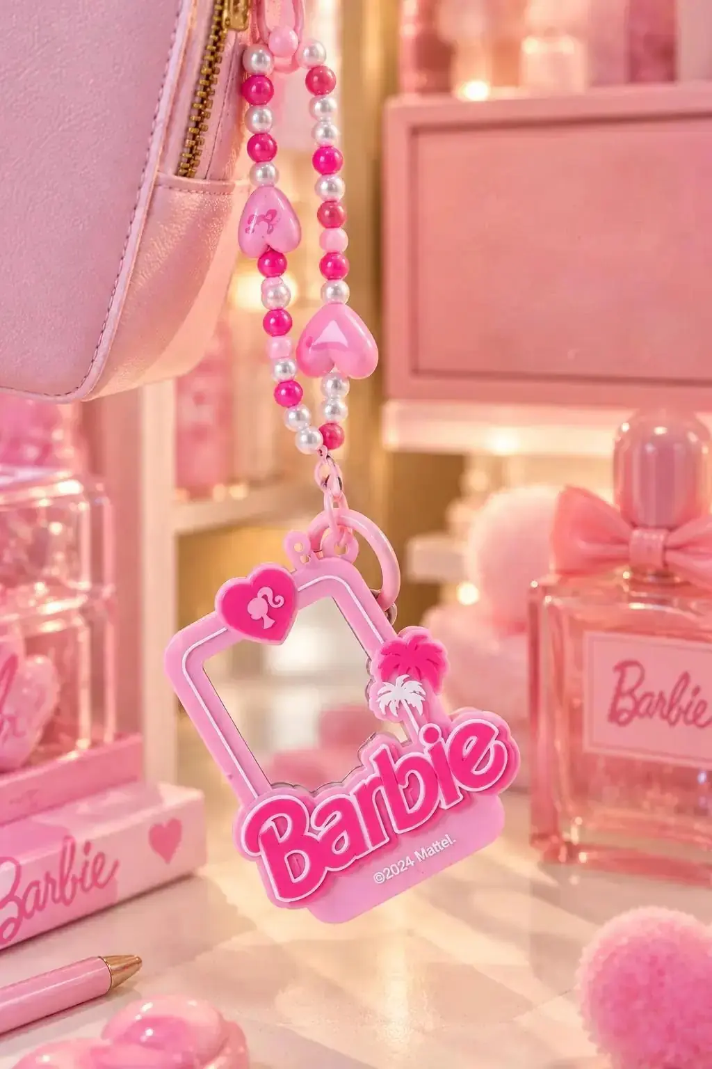 Barbie Lisanslı Pembe Serisi Kompakt Ayna Anahtarlık – Kalp Detaylı Şık Çanta Aksesuarı 14.5 Cm
