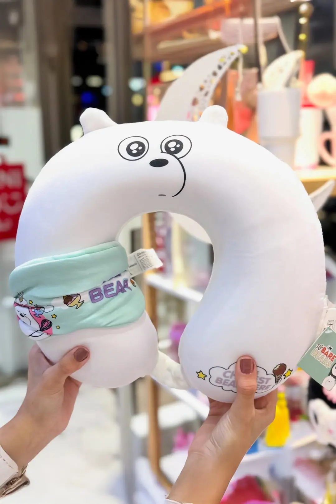 We Bare Bears Lisanslı Kutup Ayısı Boyun Yastığı ve Uyku Gözlüğü Seti – Yumuşak Dokulu Seyahat Yastığı