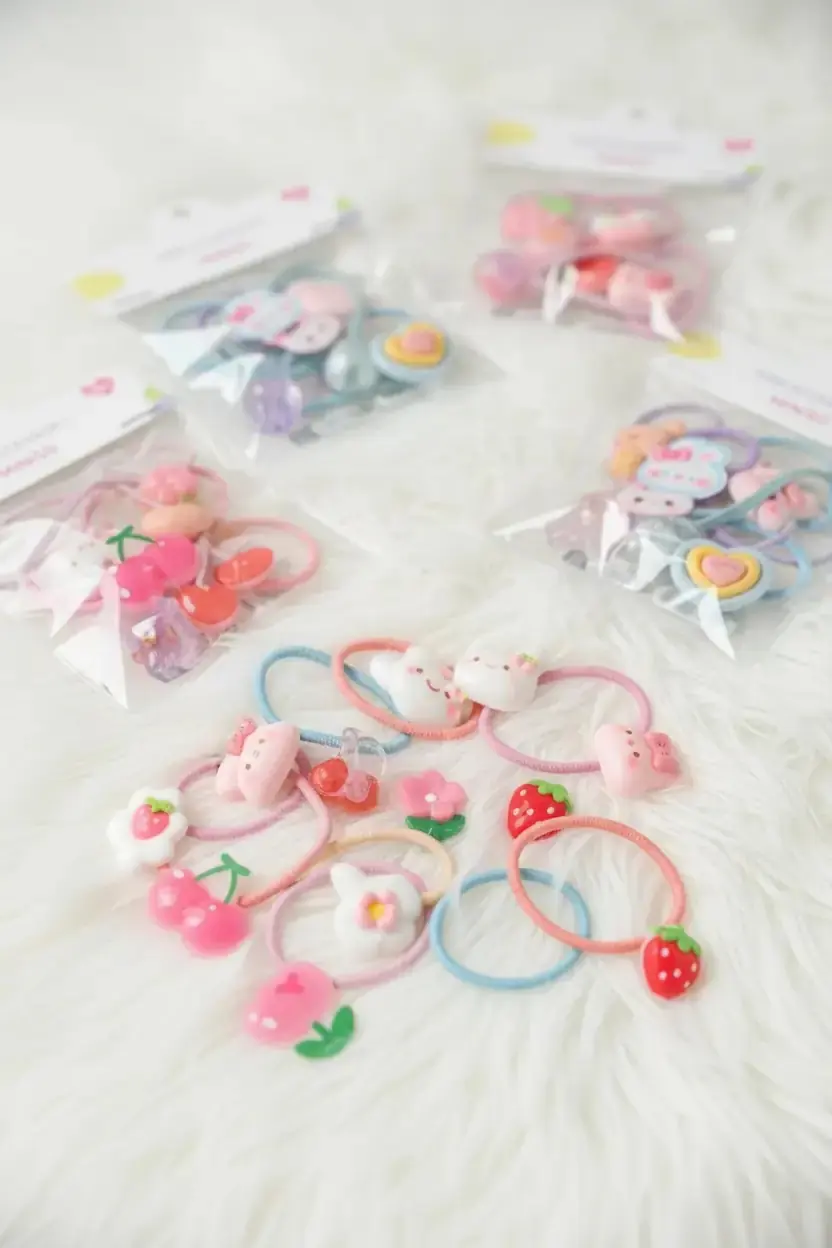 Miniso Lisanslı Çantalı Seri Saç Lastiği Seti – 6 Adet – Pastel Renkli & Figürlü Düzenleyici