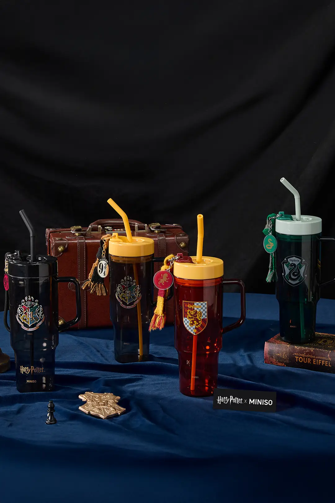 Harry Potter Lisanslı Hogwarts Kulplu Pipetli Plastik Şişe – 1250 ML Büyük Boy Su Matarası