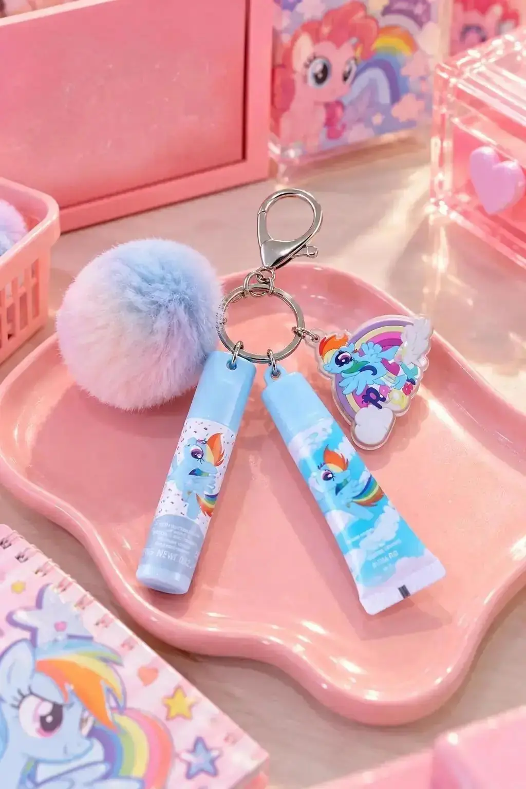 My Little Pony Lisanslı Rainbow Dash Ponpon Anahtarlıklı Dudak Bakım Seti – Nemlendirici Bakım