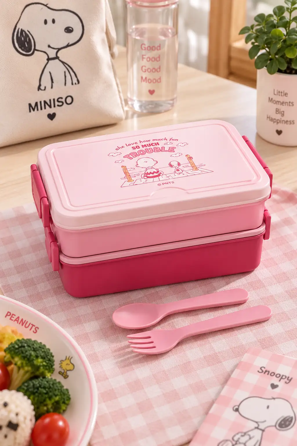 Snoopy Lisanslı Pembe Serisi 2 Katmanlı Beslenme Çantası – Çatal Bıçak Setli Sefer Tası 21.8 Cm