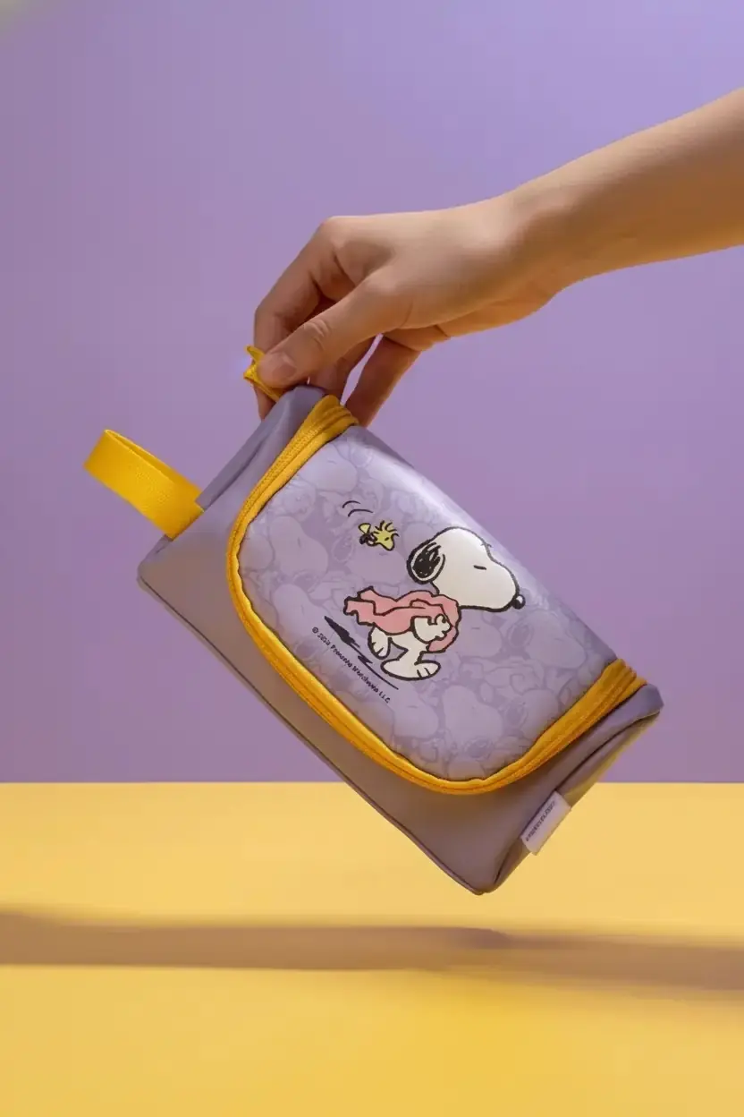 Snoopy Lisanslı Seyahat Serisi Tutacaklı Kalemlik Mor – Geniş İç Hacimli Şık Tasarım 20,5 Cm