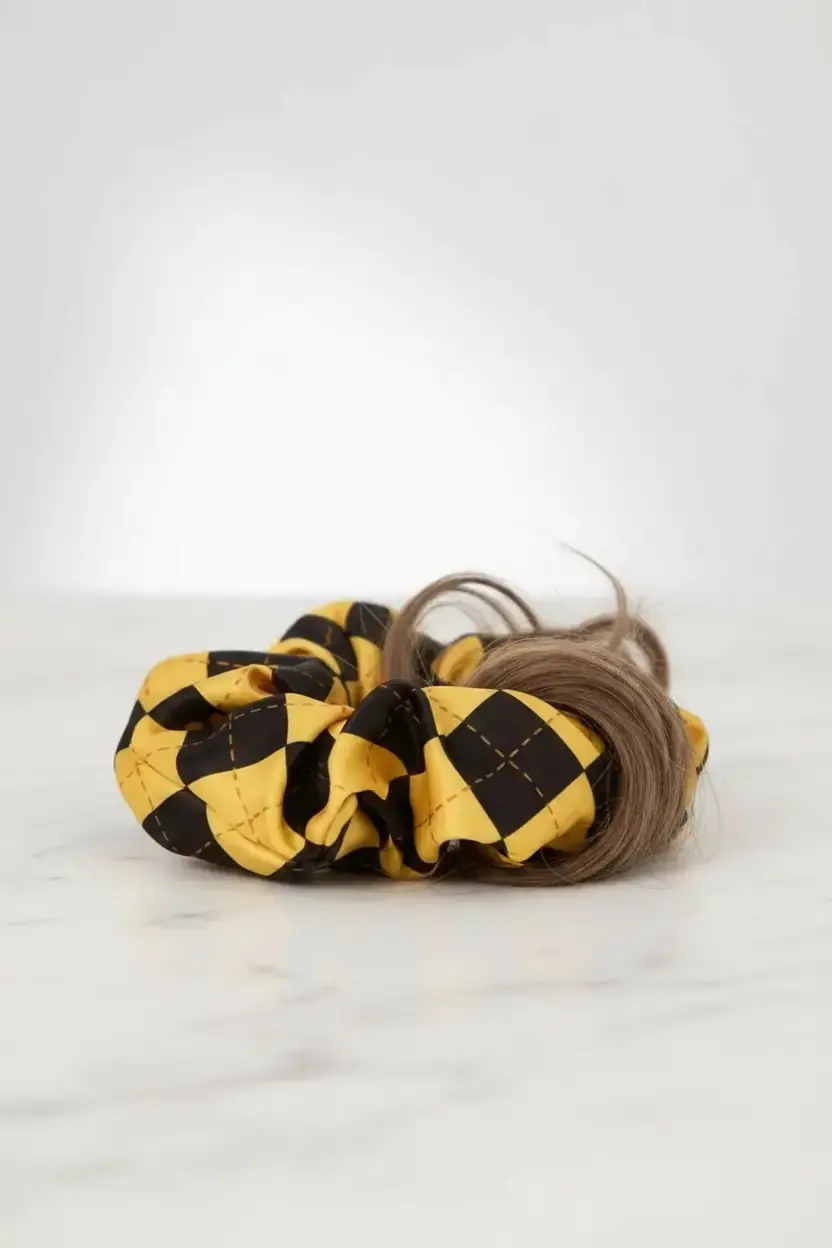 Harry Potter Lisanslı Hufflepuff Saç Lastiği – Sarı ve Siyah Desenli Esnek Lastik Toka Aksesuarı