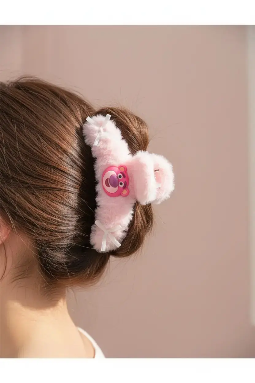 Disney Lisanslı Lotso Peluş Mandal Toka 12 Cm – Festival Serisi Yumuşacık Şık Tasarım