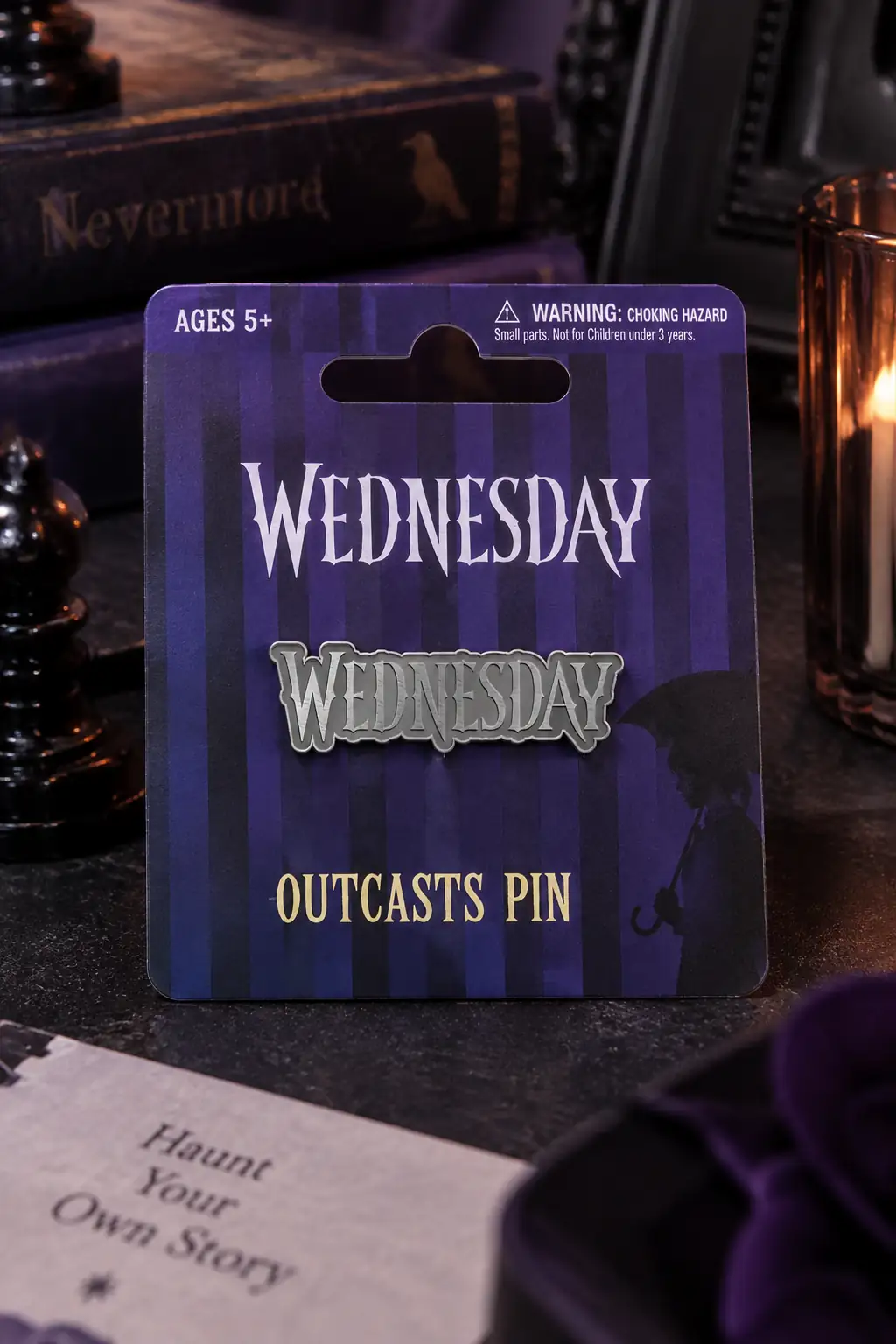 Wednesday Lisanslı Yazılı Rozet – İkonik Logo Tasarımlı