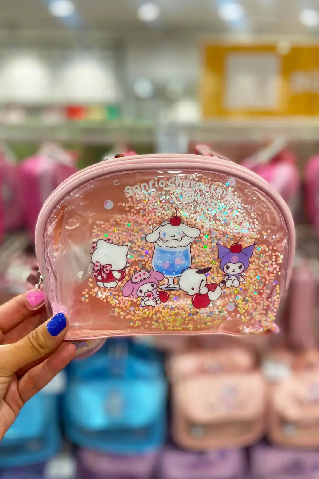 Sanrio Lisanslı Renkli Yaz Serisi Şeffaf Parıltılı Makyaj Çantası – Simli ve Hareketli Figürlü Kozmetik Çantası 18 Cm