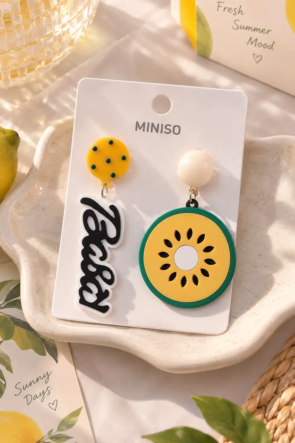 Miniso Lisanslı Tropikal Kivi Temalı Plastik Küpe – Hafif ve Renkli Yazlık Aksesuar 8 Cm