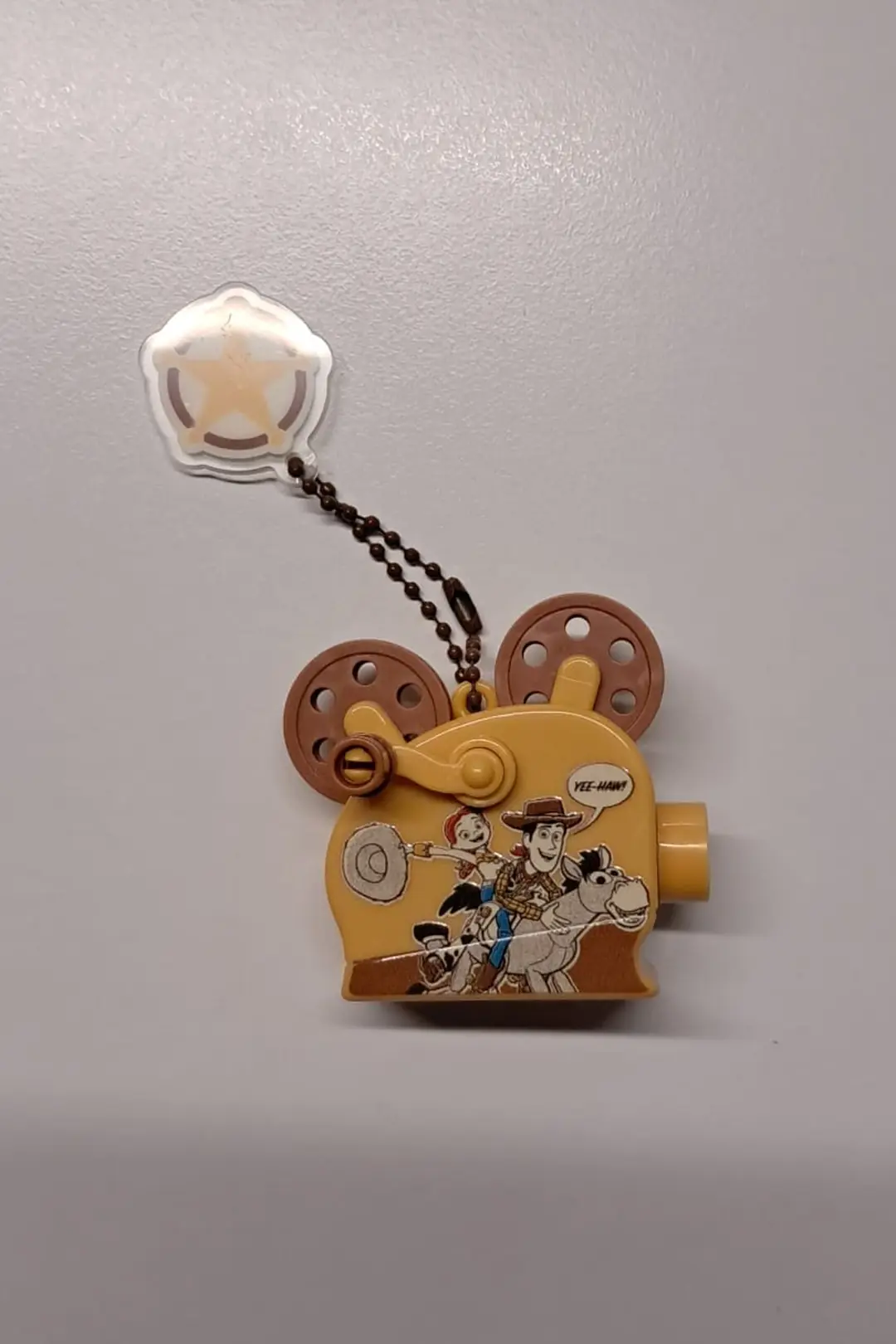 Disney Pixar Lisanslı Toy Story Projektörlü Işıklı Kolye Ucu – Kahverengi