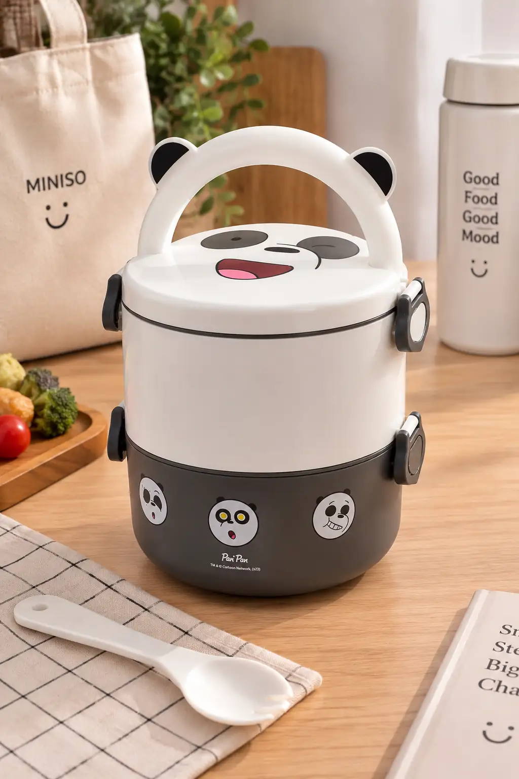 We Bare Bears Lisanslı Panda Çift Katlı Yemek Kabı – Kilitli ve Kaşıklı Beslenme Kutusu 1850 ML