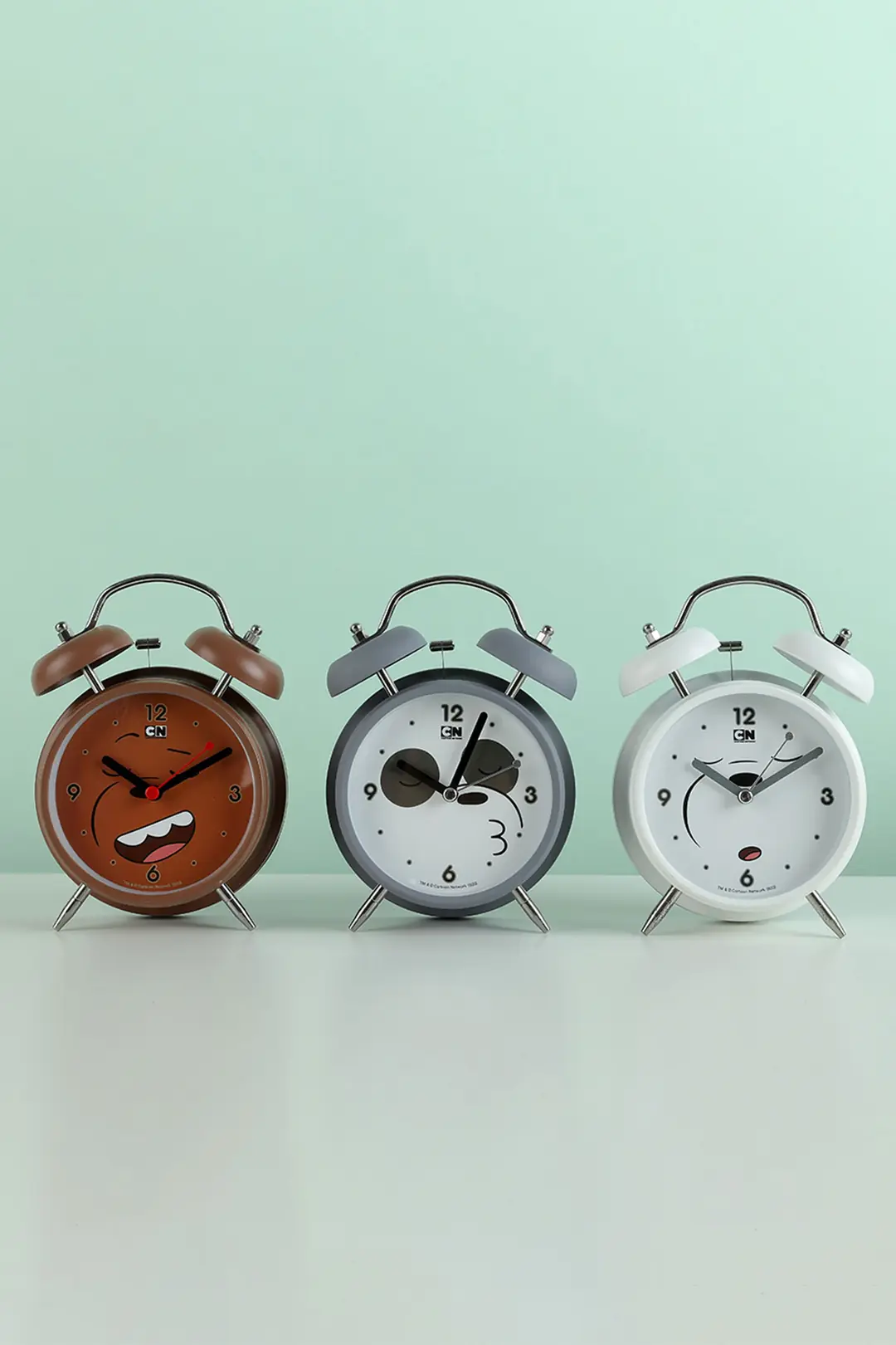 We Bare Bears Lisanslı Çalar Saat – Grizz, Panda ve Ice Bear Tasarımlı Metal Masa Saati 16 Cm