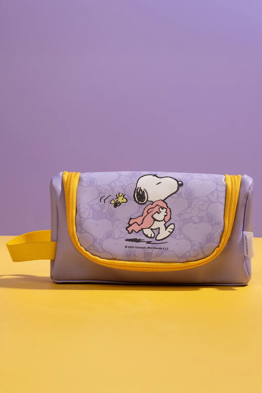 Snoopy Lisanslı Seyahat Serisi Tutacaklı Kalemlik Mor – Geniş İç Hacimli Şık Tasarım 20,5 Cm
