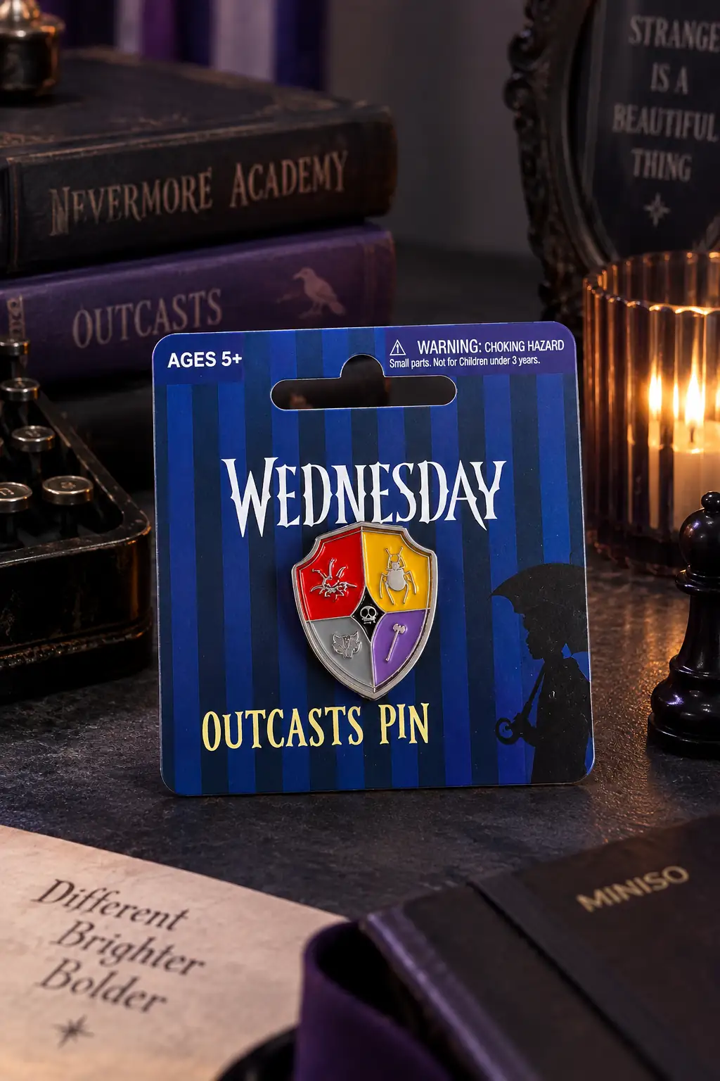 Wednesday Lisanslı Outcasts Rozet – Kalkan Tasarımlı Aksesuar