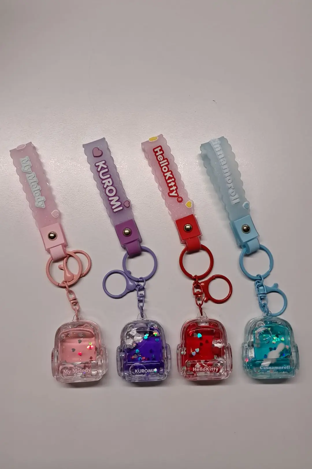 Sanrio Lisanslı Hello Kitty ve Arkadaşları Sıvı Dolgulu Çanta Anahtarlığı – Hareketli Figürlü Model