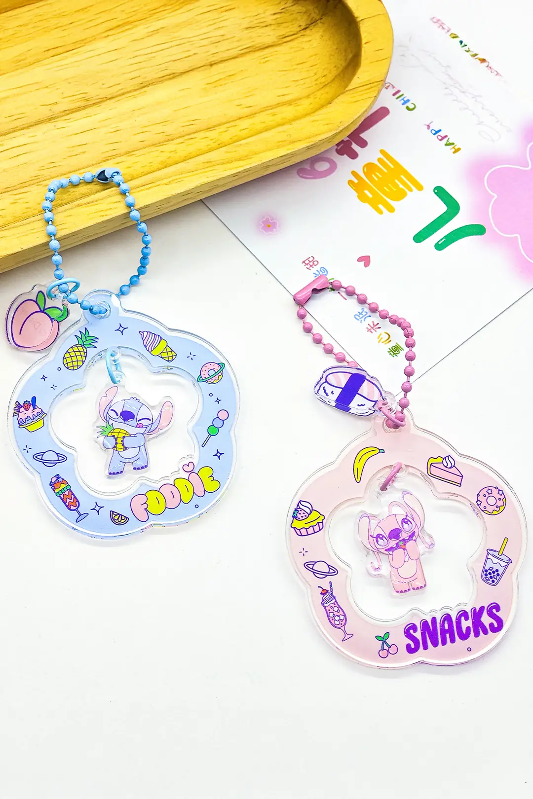 Disney Lisanslı Stitch Parti Serisi Çiçek Figürlü Anahtarlık – Sevimli Akrilik Tasarım 7 Cm
