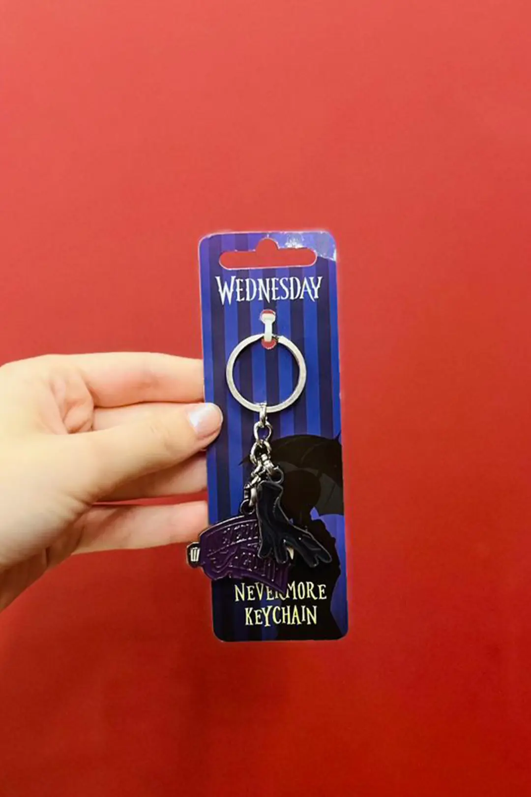 Wednesday Lisanslı Nevermore Academy Anahtarlık – Metal Tasarım