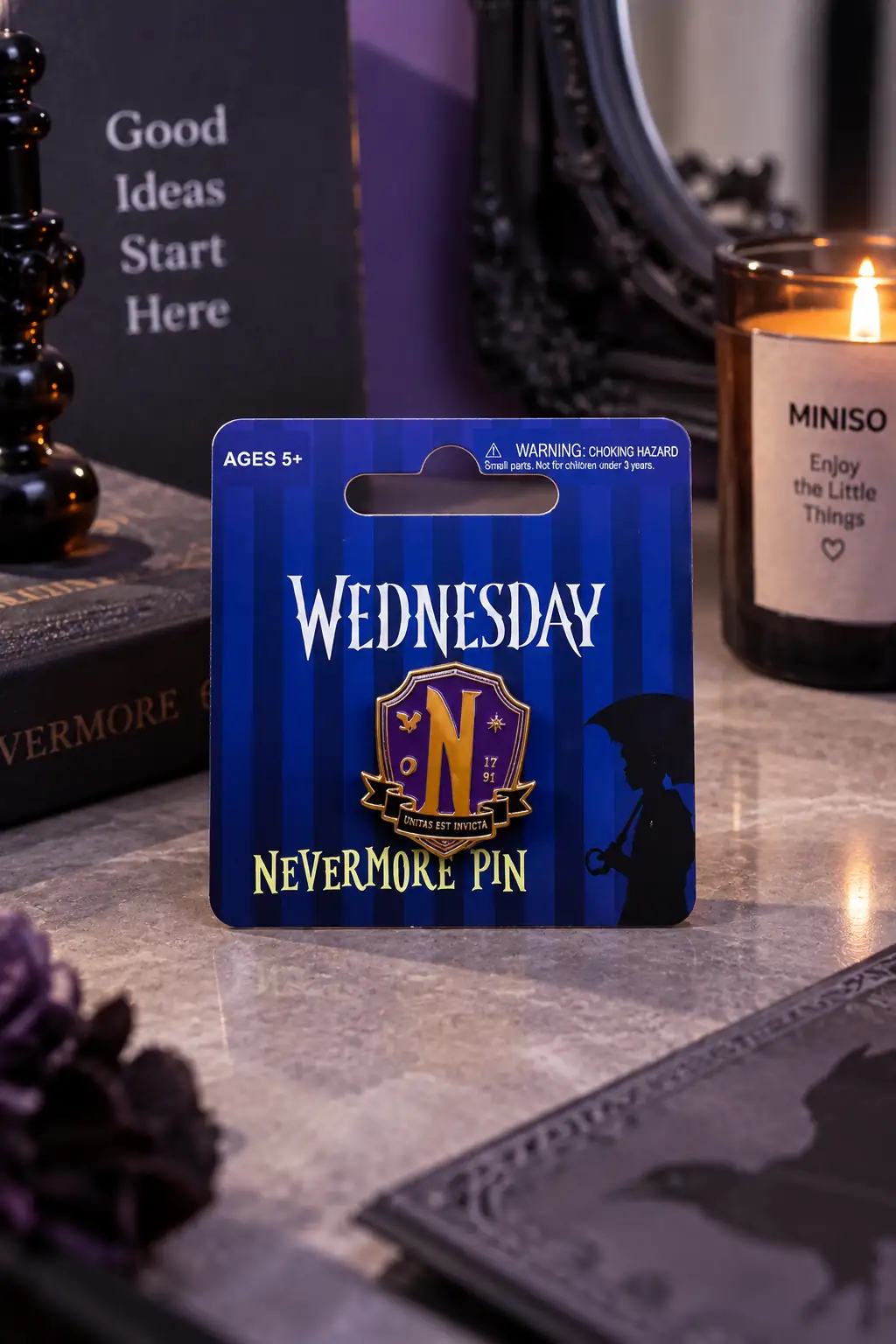 Wednesday Lisanslı Nevermore Rozet – Mor ve Altın Renkli Tasarım