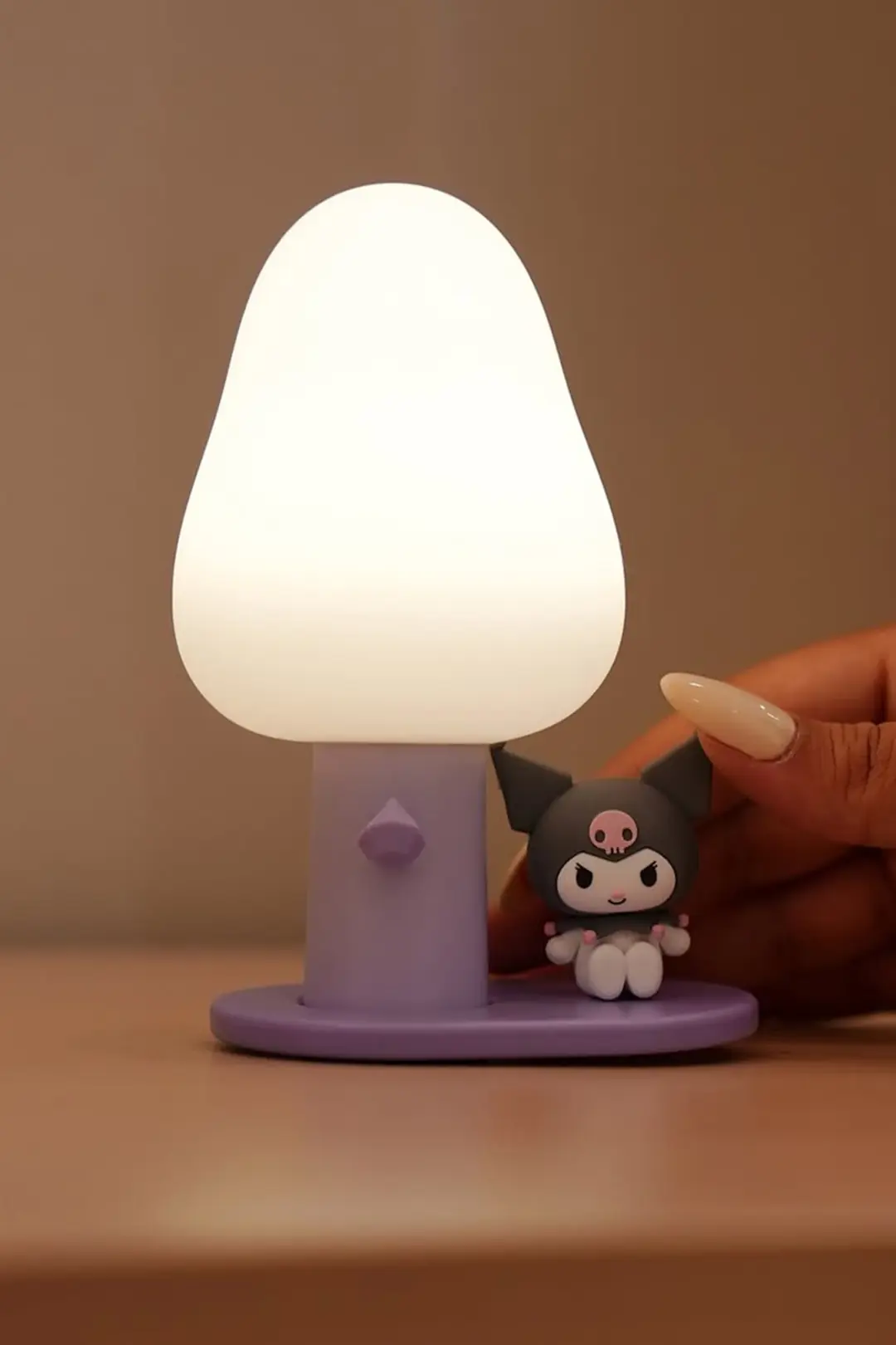 Sanrio Lisanslı Kuromi LED Gece Lambası – Yumuşak Işıklı Dekoratif 10,5 Cm