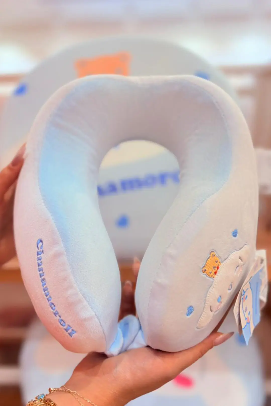 Sanrio Lisanslı Cinnamoroll Hafızalı Boyun Yastığı – Ergonomik Destekli Yumuşak Seyahat Yastığı