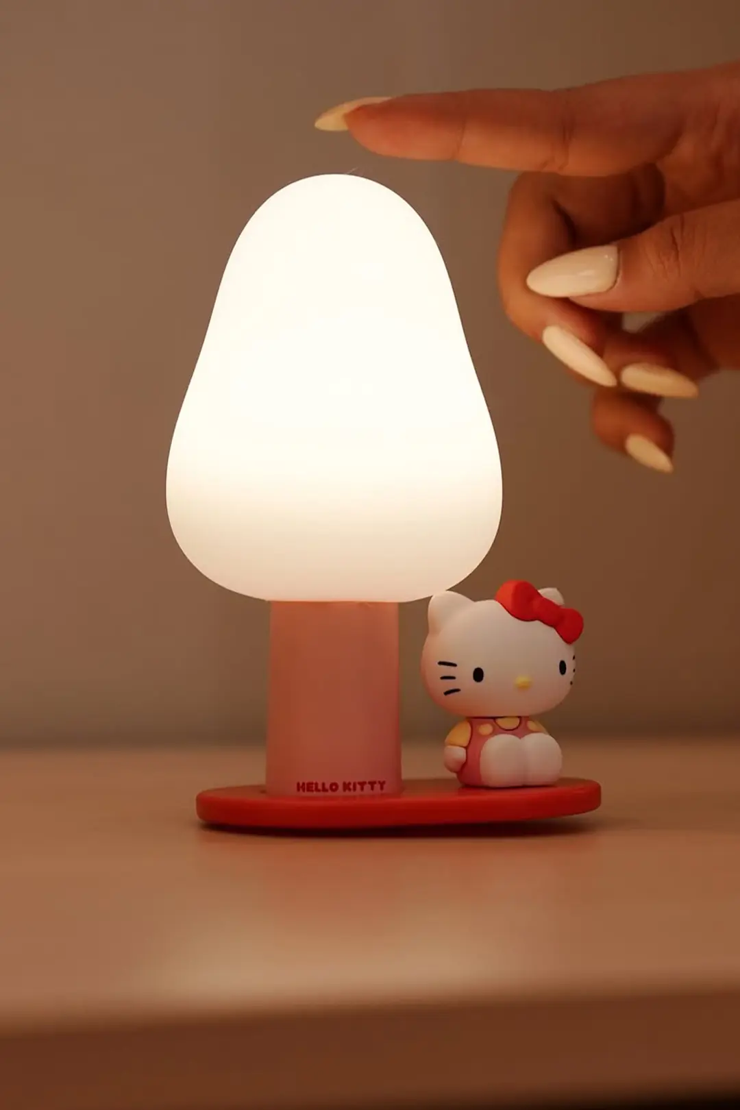 Sanrio Lisanslı Hello Kitty LED Gece Lambası – Yumuşak Işıklı Dekoratif 10,5 Cm