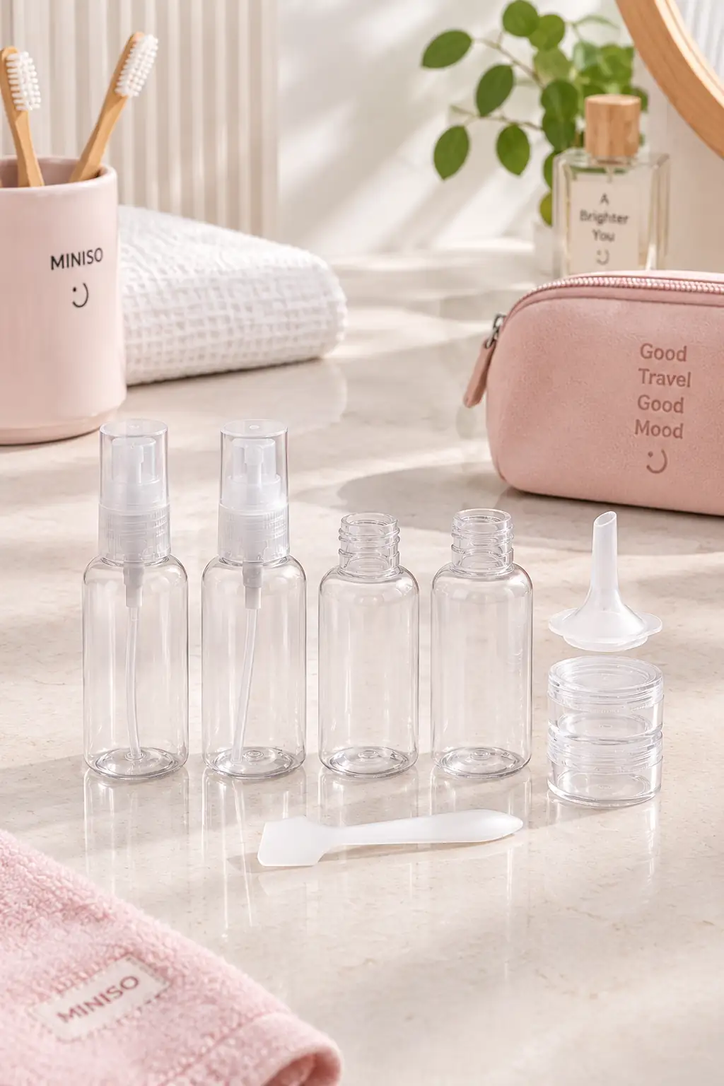 Miniso Lisanslı Taşınabilir 8 Parça Seyahat Şişesi Seti 18 Cm – Pratik Düzenleyici Şeffaf Tasarım