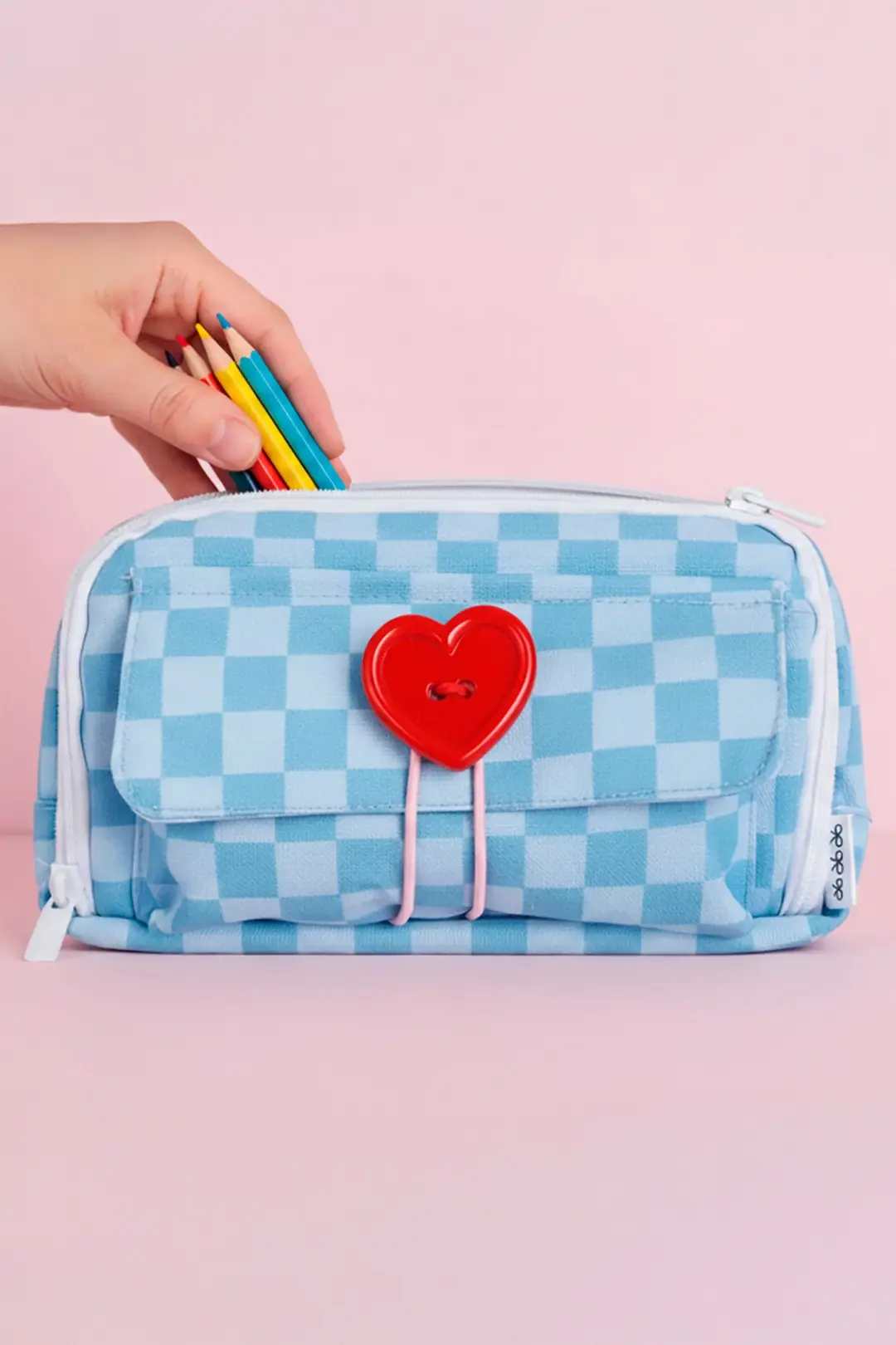 Miniso Lisanslı Büyük Düğme Serisi Kalp Düğmeli Kumaş Kalem Kutusu 21 Cm – Geniş Hacimli