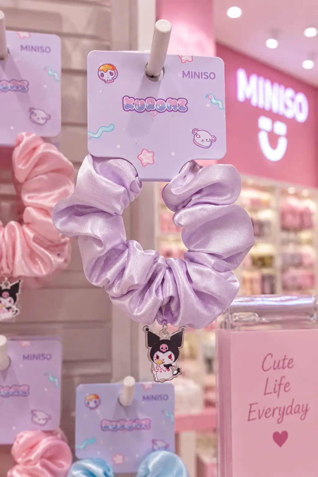 Hello Kitty Lisanslı Tatlı Fabrika Saç Tokası – Yumuşak Scrunchie & Esnek