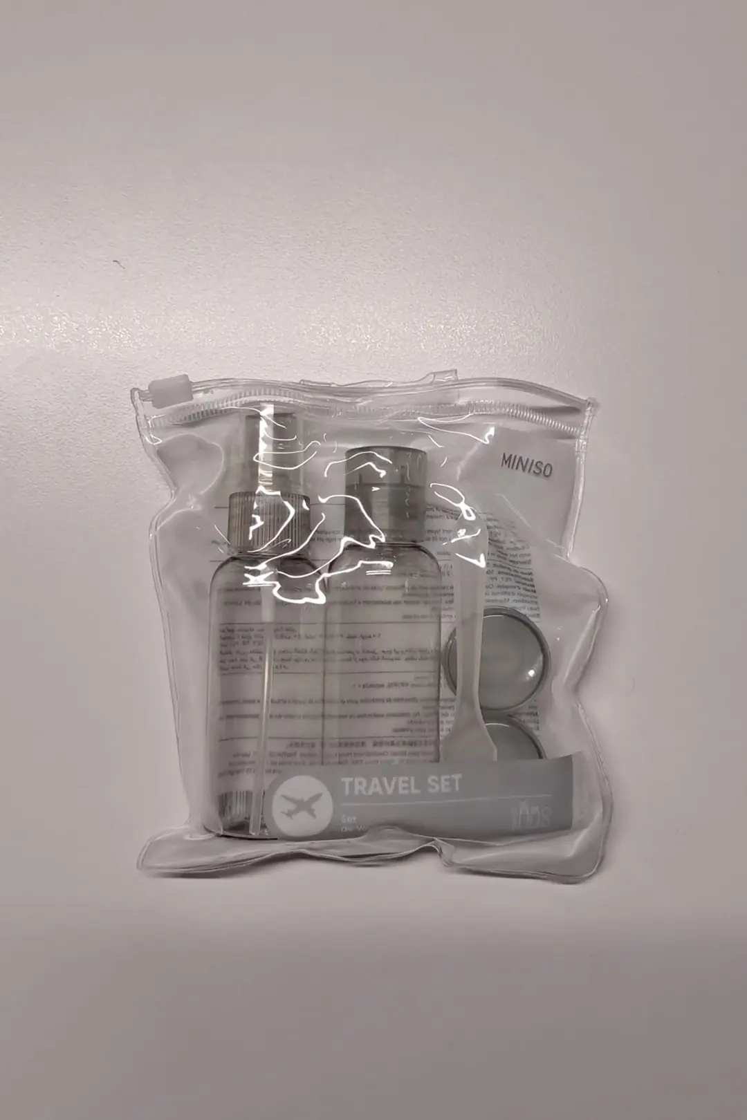 Miniso Lisanslı Renkli Seyahat Seti 5 Parça – Taşınabilir Kişisel Bakım Seti