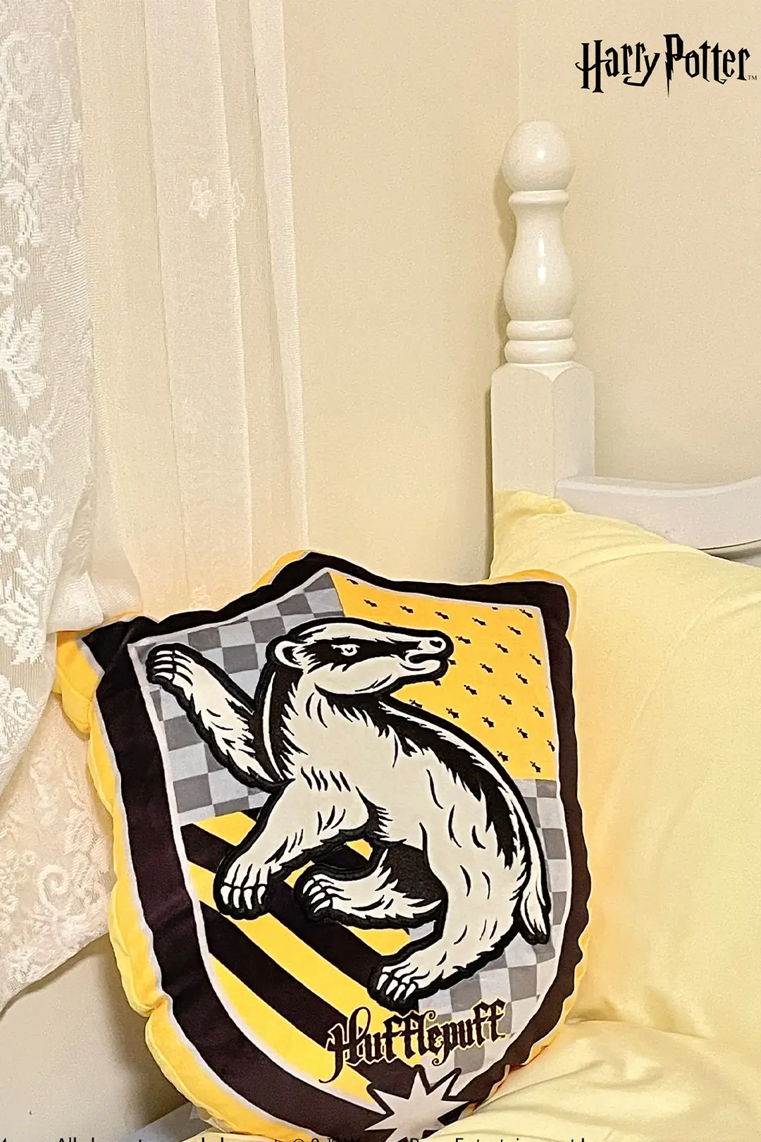 Harry Potter Lisanslı Hufflepuff Armalı Dekoratif Yastık – Yumuşak Elastan Kumaşlı Konforlu 40 cm