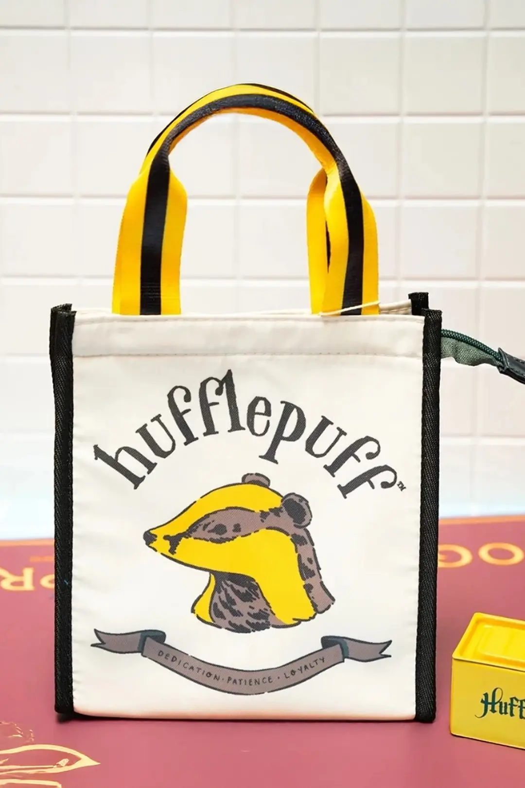 Harry Potter Lisanslı Hufflepuff Yiyecek Çantası – Dayanıklı Astarlı Beslenme Çantası ve Günlük Taşıma Çantası 23 Cm