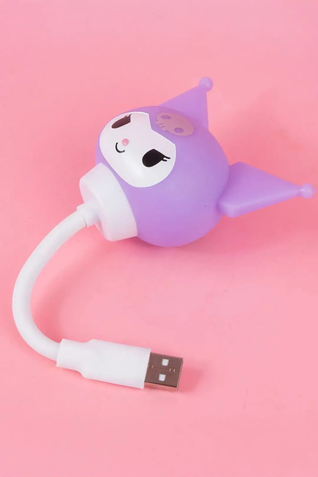 Sanrio Lisanslı Kuromi USB Portlu Gece Lambası 18 Cm – Yumuşak Işıklı Taşınabilir
