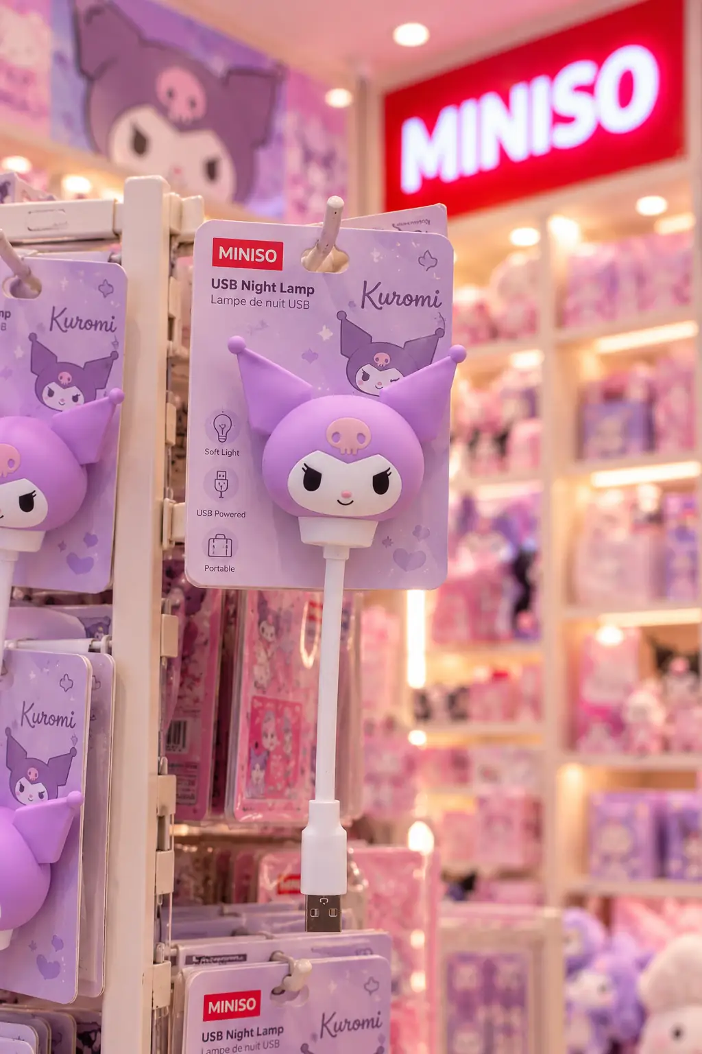 Sanrio Lisanslı Kuromi USB Portlu Gece Lambası 18 Cm – Yumuşak Işıklı Taşınabilir